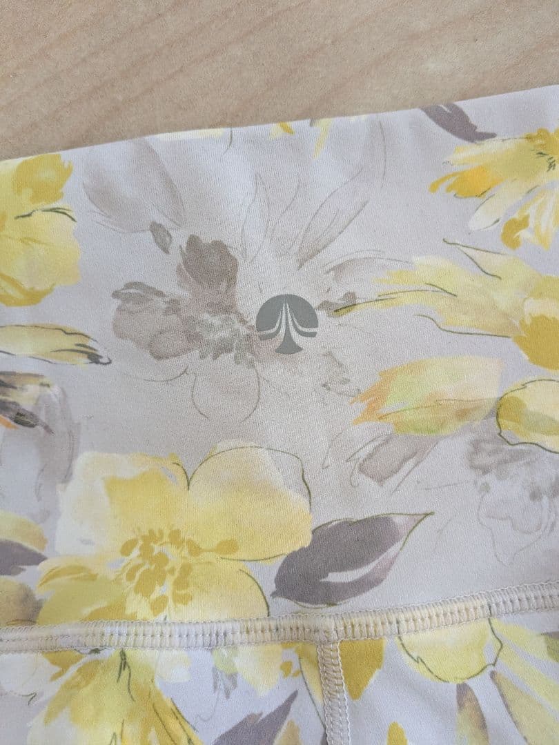 スカーラSUKALA 花柄ヨガウェアセット（ブラトップ・レギンス）