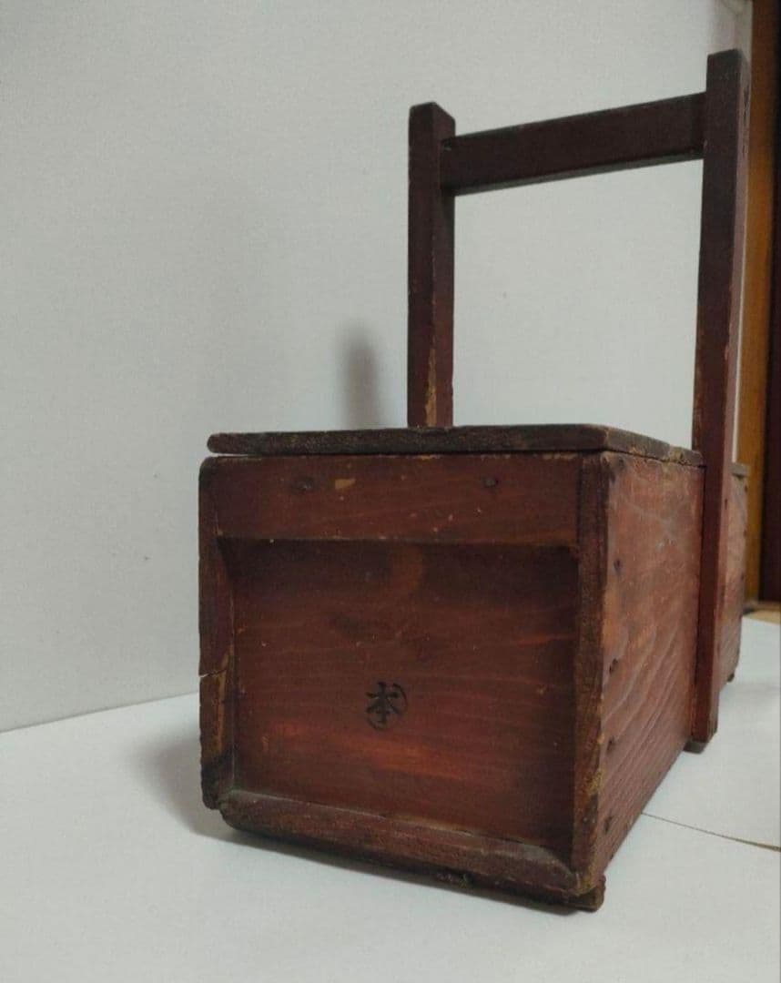 当時のままの出前籠（実物）