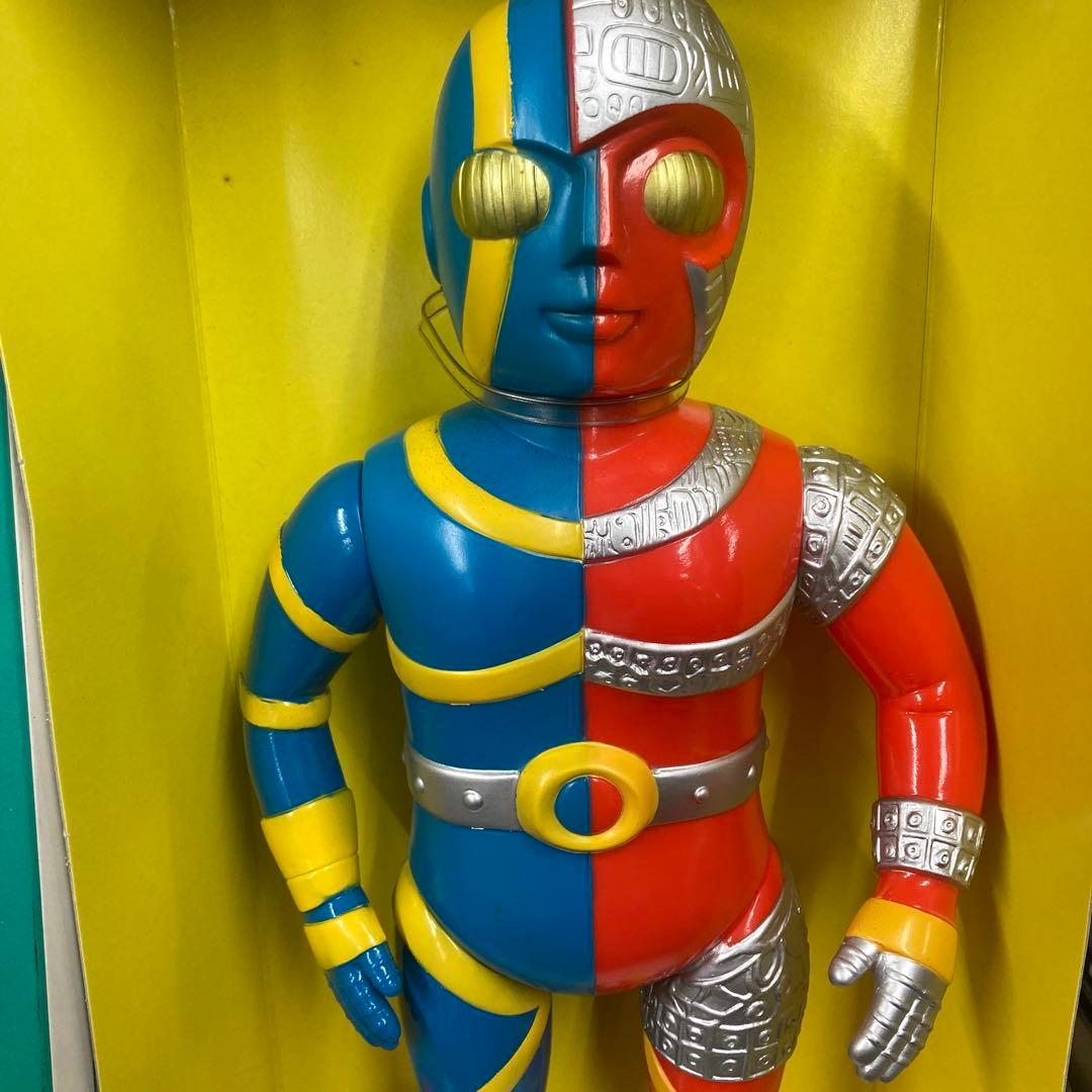 1970年代に発売されたトーキングキカイダーの完全復刻版です！45cmのソフビ製