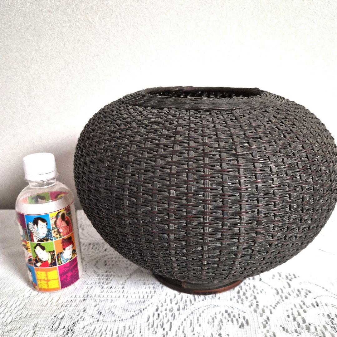 竹の編み込み花入れ