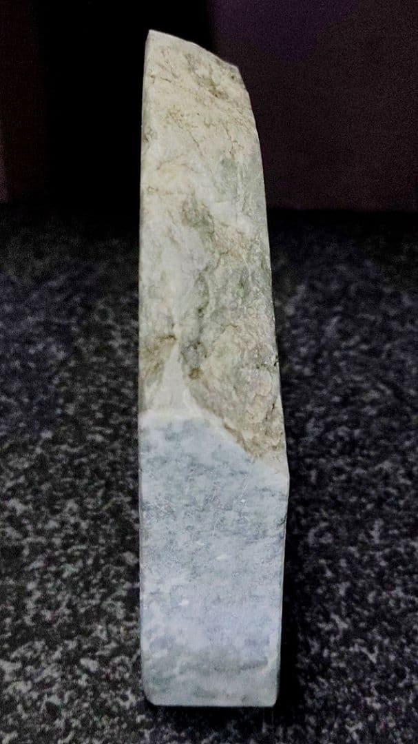 ★翡翠原石★糸魚川硬玉【姫川・転石・川ズレ・スライス0.6kg】