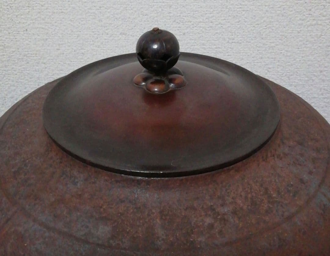 角谷与兵衛作　菊地紋　真形釜　共箱　茶道具