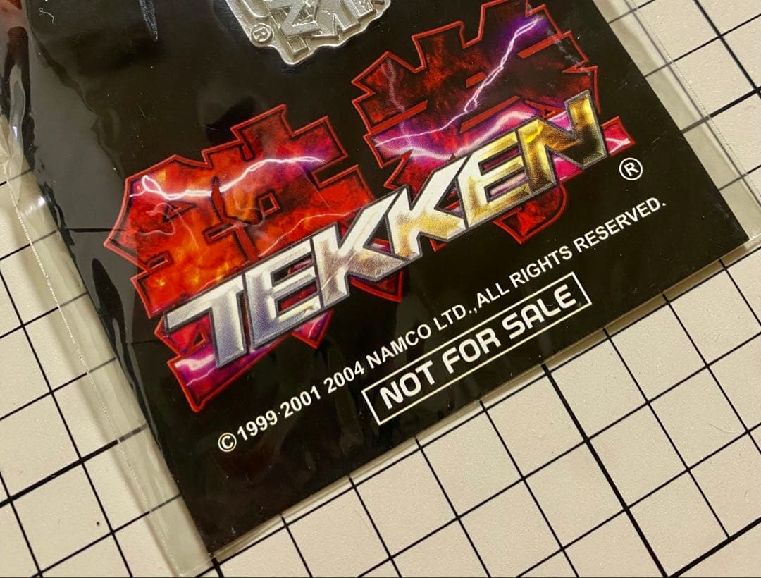 【非売品・極少】山佐 パチスロ 鉄拳 メタルロゴストラップ 台紙付き 2004年