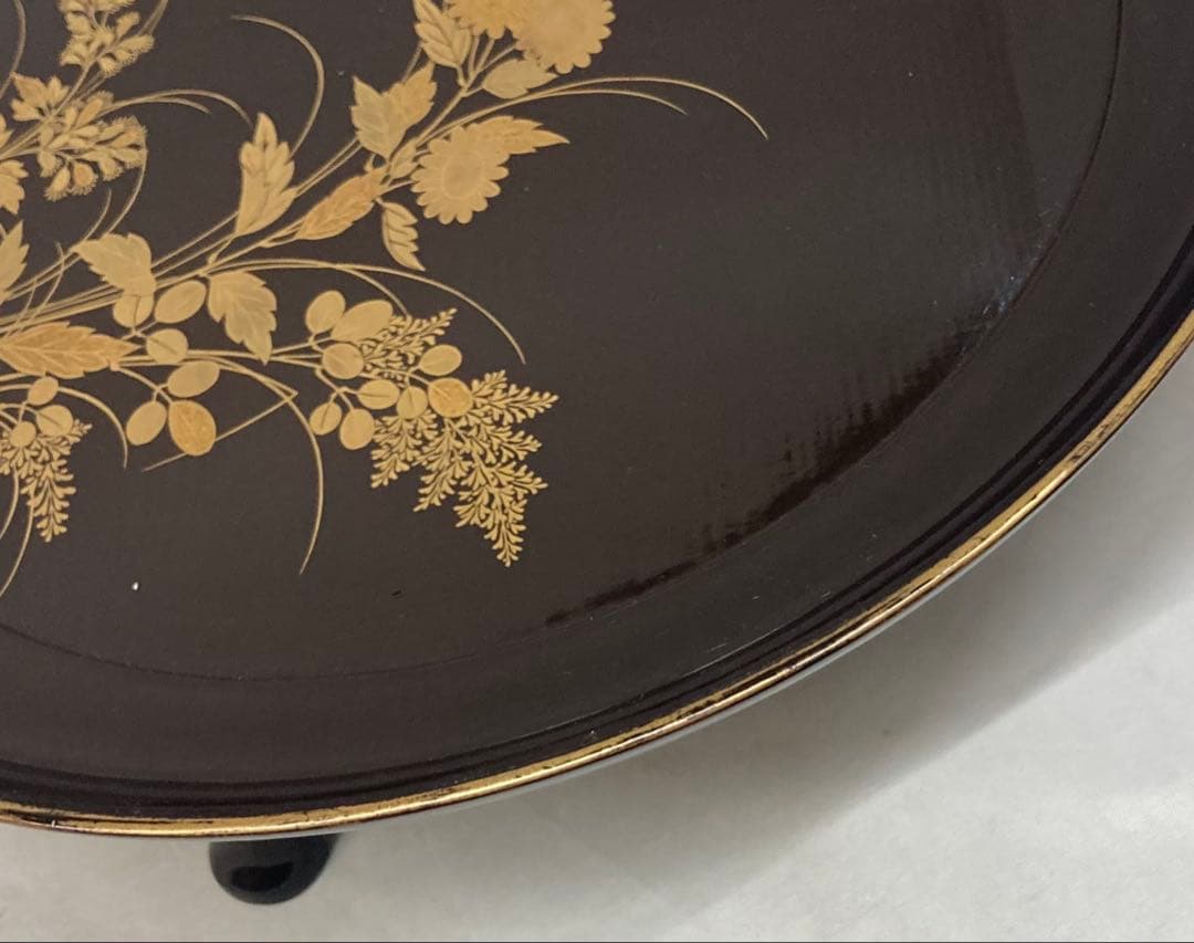 B541b 黒漆塗「三足秋草図菓子盆」桐箱付　作者不詳　時代不祥　時代物