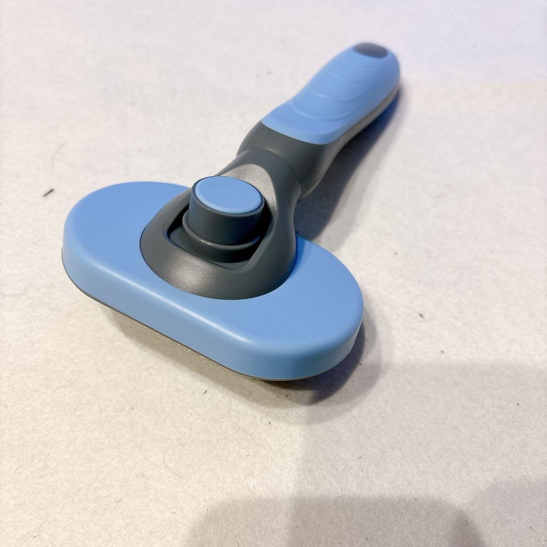 犬 猫 ブラシ 毛取り簡単 ワンプッシュ式 肌ケア マッサージ ブルー くし