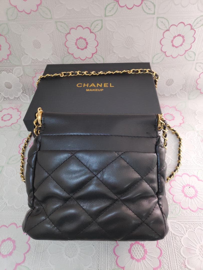 キルティング　ショルダーバッグ マルチカラーチャーム付 黒