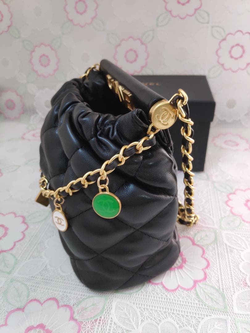 キルティング　ショルダーバッグ マルチカラーチャーム付 黒