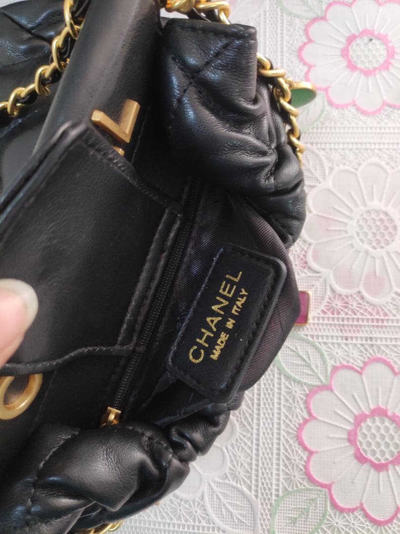 キルティング　ショルダーバッグ マルチカラーチャーム付 黒