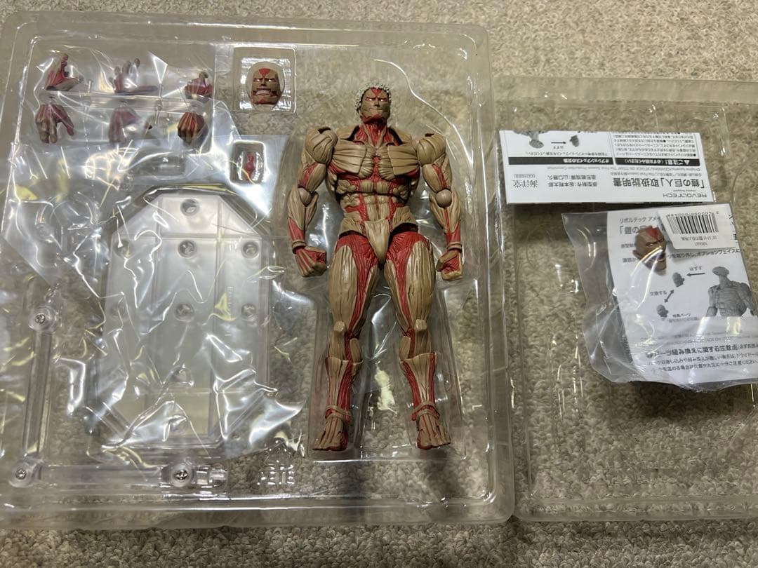 海洋堂 リボルテック　進撃の巨人 女型の巨人　鎧の巨人　3点セット　特典付き