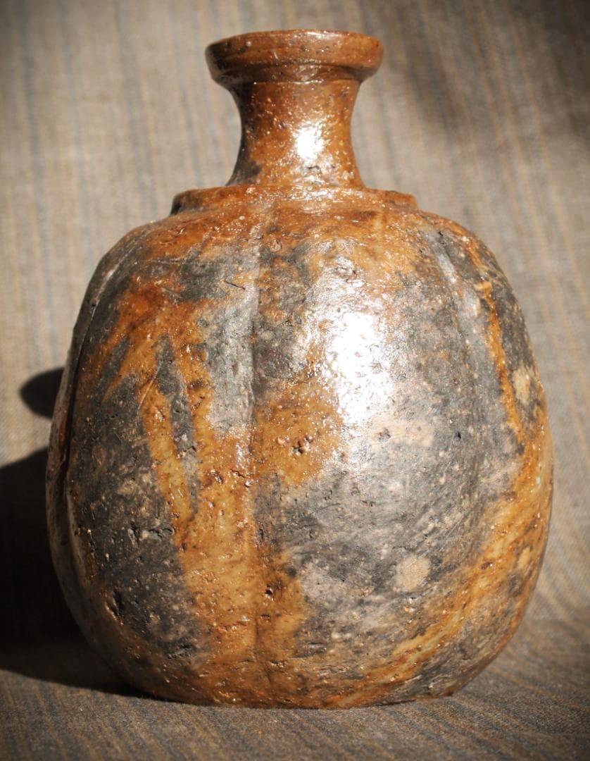 人気作家★横山直樹《師：川端文男》★備前自然練り込み（黒）徳利★共箱・布