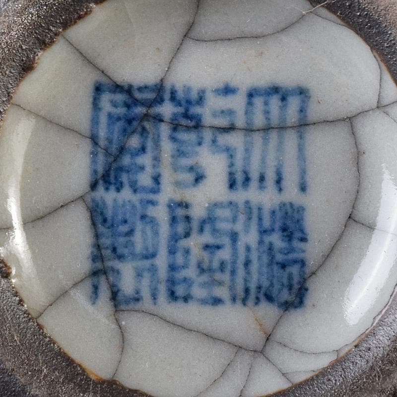 中国　大清乾隆年製款　哥窯　白磁　金糸鉄線　氷裂文　花口瓶　M　8020E