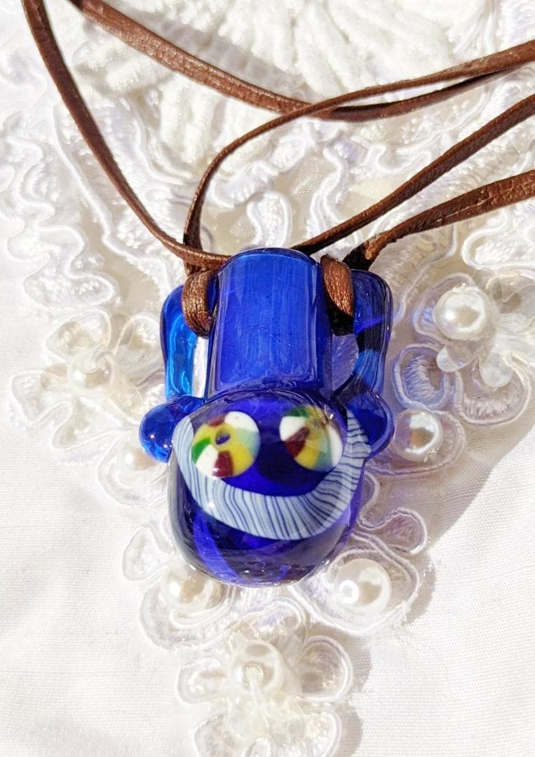 吉田正子トンボ玉（貳拾陸）　「瓶型」皮ひもネックレス　ガラス玉に込めた日本画