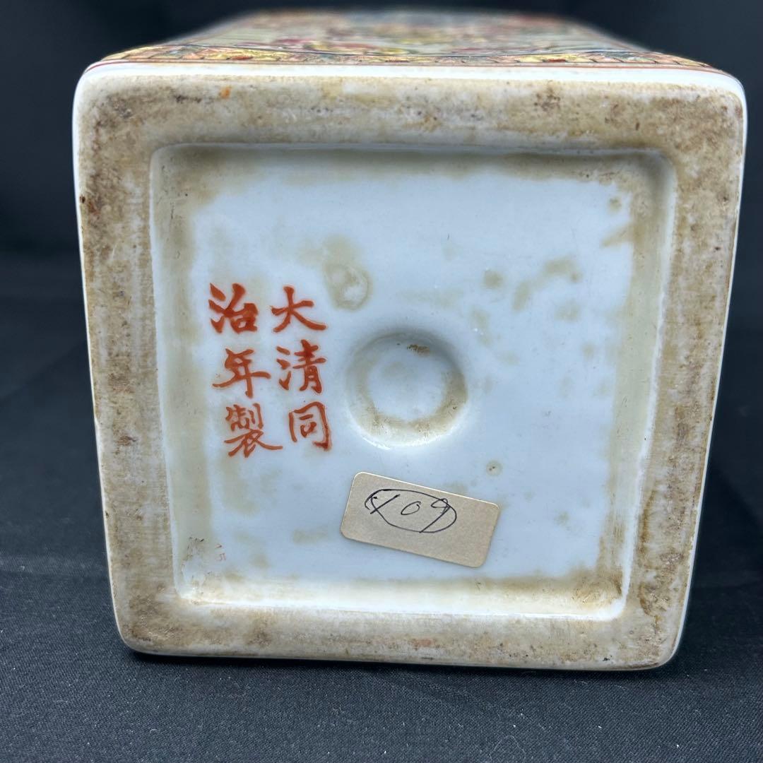 中国古美術　花瓶　多彩な装飾の陶器製花瓶