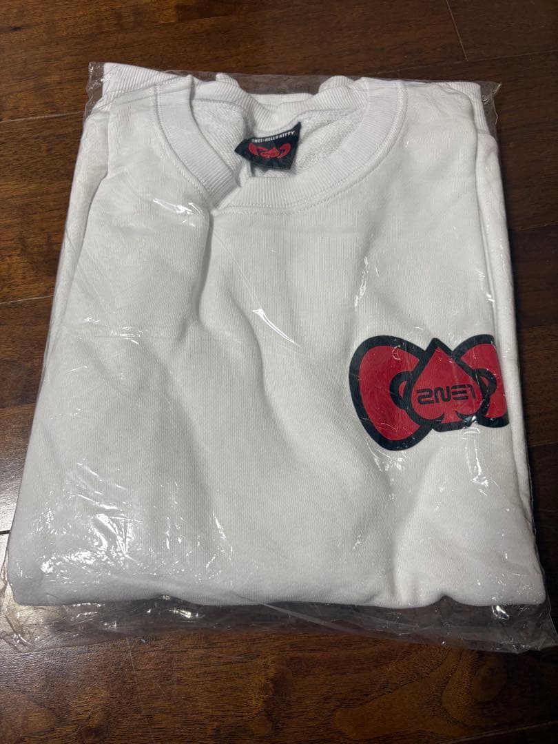 2NE1 キティ　プルオーバー　トレーナー　15周年