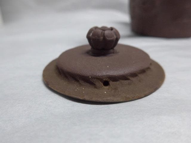 完成度の高い遊環回摘の時代のある復興萬古焼の急須です。千秋不易ほか落款あり