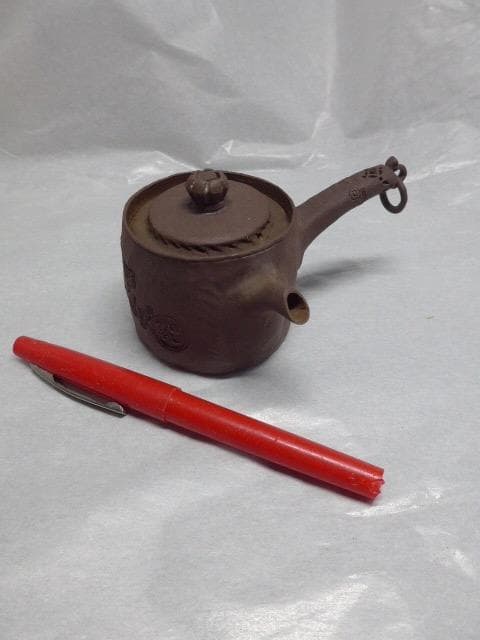 完成度の高い遊環回摘の時代のある復興萬古焼の急須です。千秋不易ほか落款あり