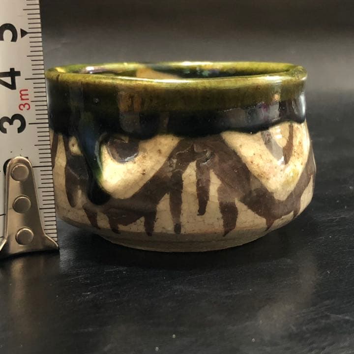 遺品整理◼️蔵から可愛らしい織部焼？と思われるお猪口、ぐい呑みが出てきました。