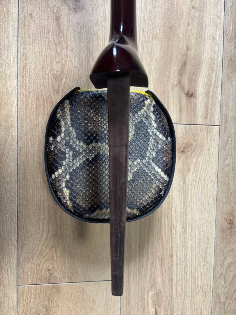 三線本体 赤茶色　ドラゴン刺繍付き