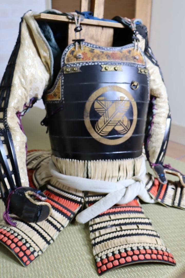 大人が着用出来る本格的な日本の武士甲冑一式（飾り鎧・美術品）　等身大　甲冑