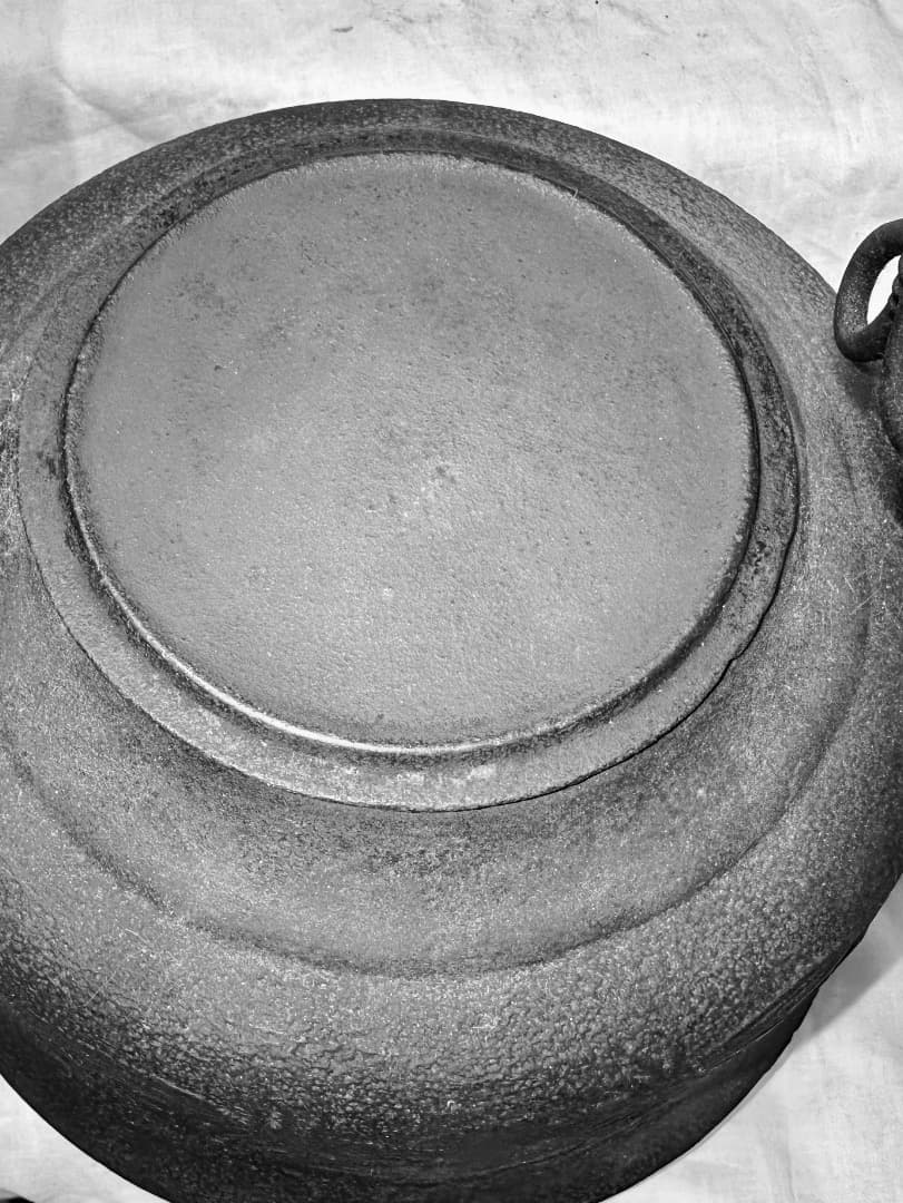 鋳鉄製 鉄瓶 刻印あり・竹と鳥柄