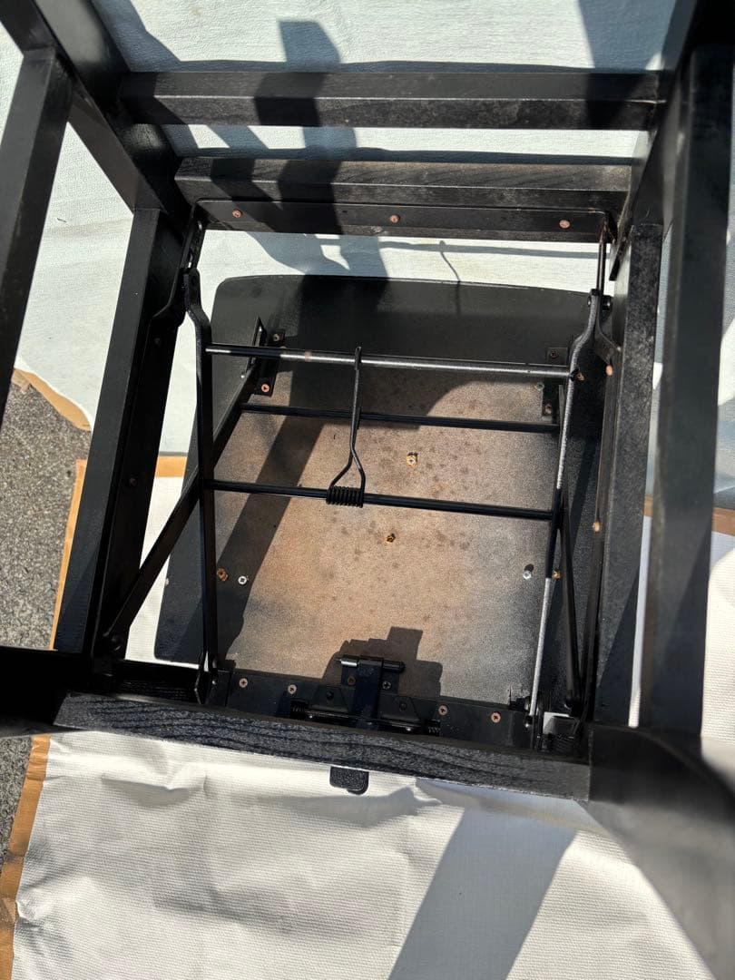 背もたれ付ピアノ椅子　足部フェルト付き　座面新品比較的きれい　スラットバック椅子