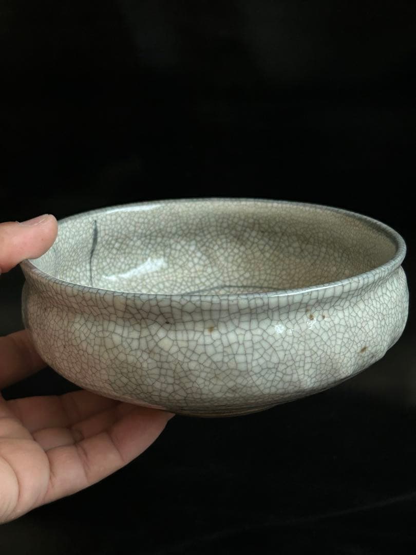 美しい古美術◾️蔵からステキな春蘭の描かれた雰囲気の良い陶器がでて来ました。