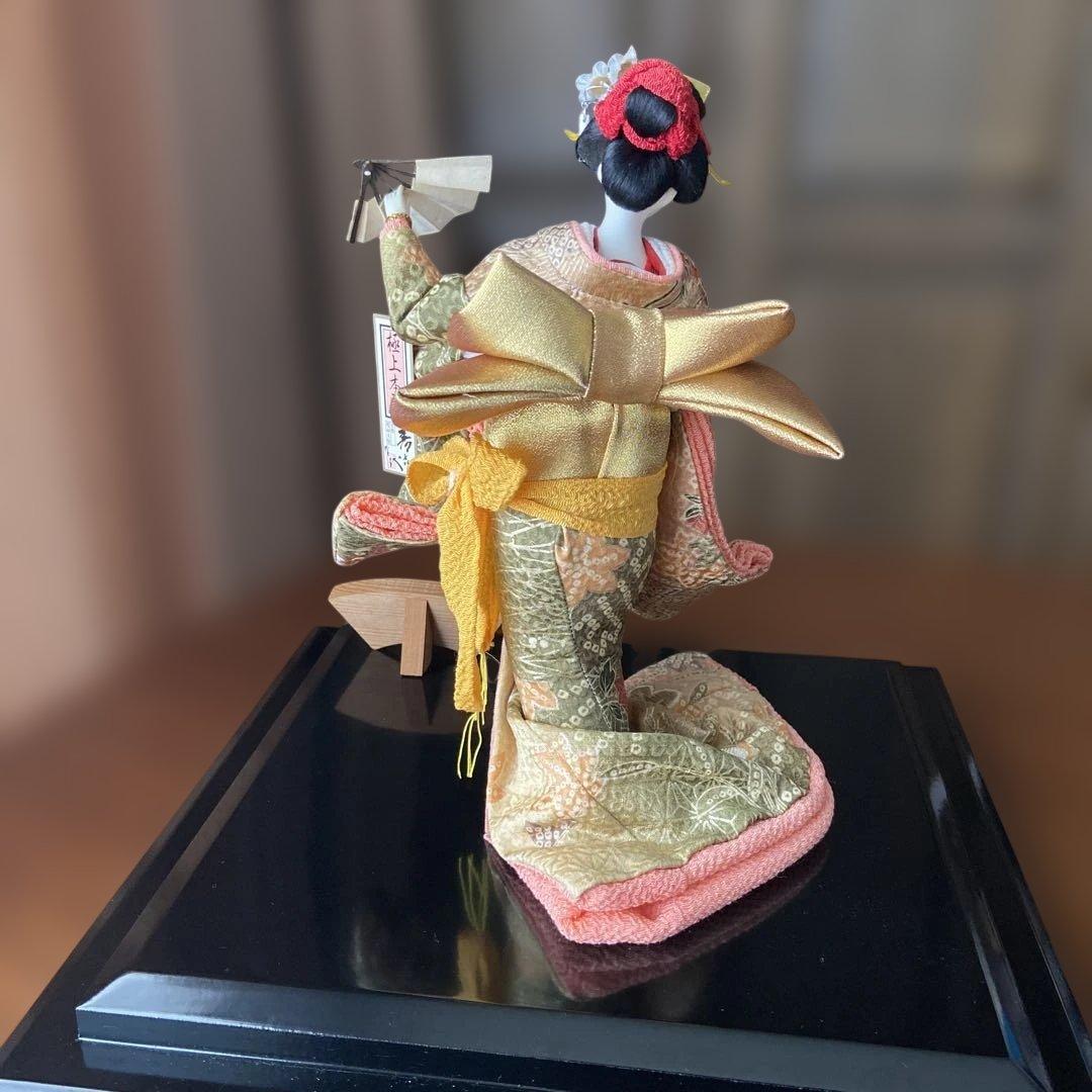 日本の伝統的な着物人形（ガラスケース入り）尾山人形 寿喜代作 慶祥 日本人形