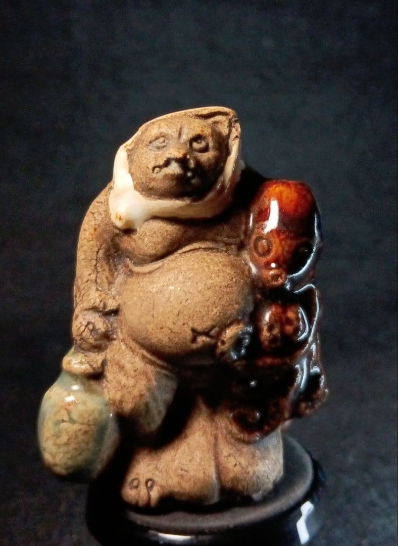 向井和平 在銘 根付「蛸と酒を買って帰る狸 」砥部焼 中興の祖 名品