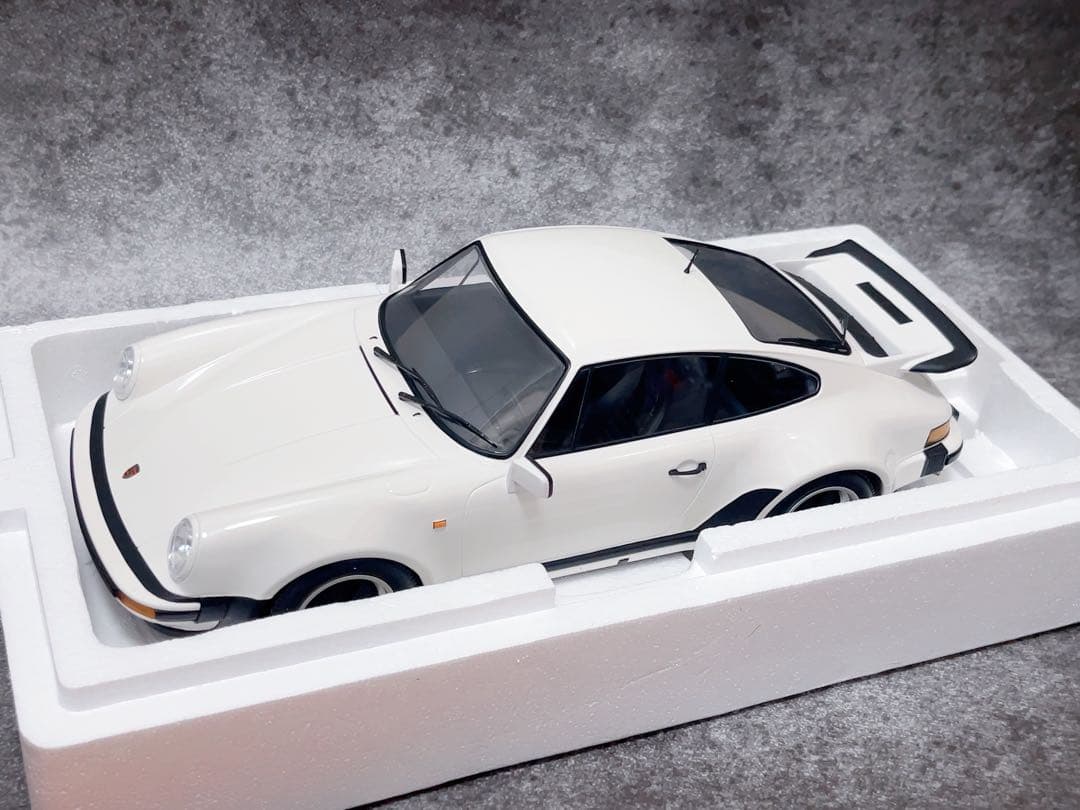 ミニチャンプス　1/12 ポルシェ 911 ターボ （1977） ホワイト