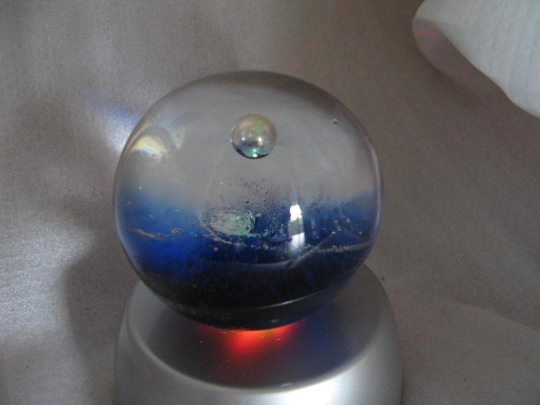 宇宙の銀河をモチーフにしたオブジェ 惑星 ガラスのアーティスト ワタナベカズオ