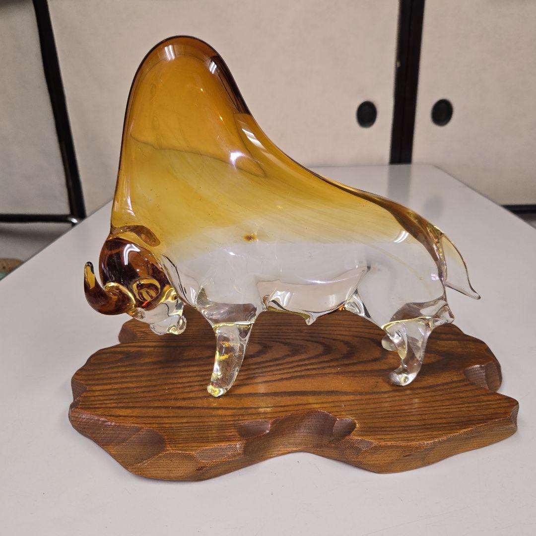 牛の置物　マルティガラス　木製置台付き