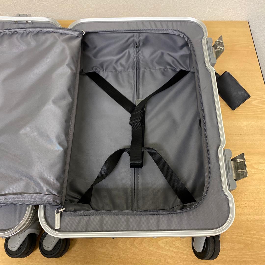 TUMI シルバーキャリーケース TSAロック付き