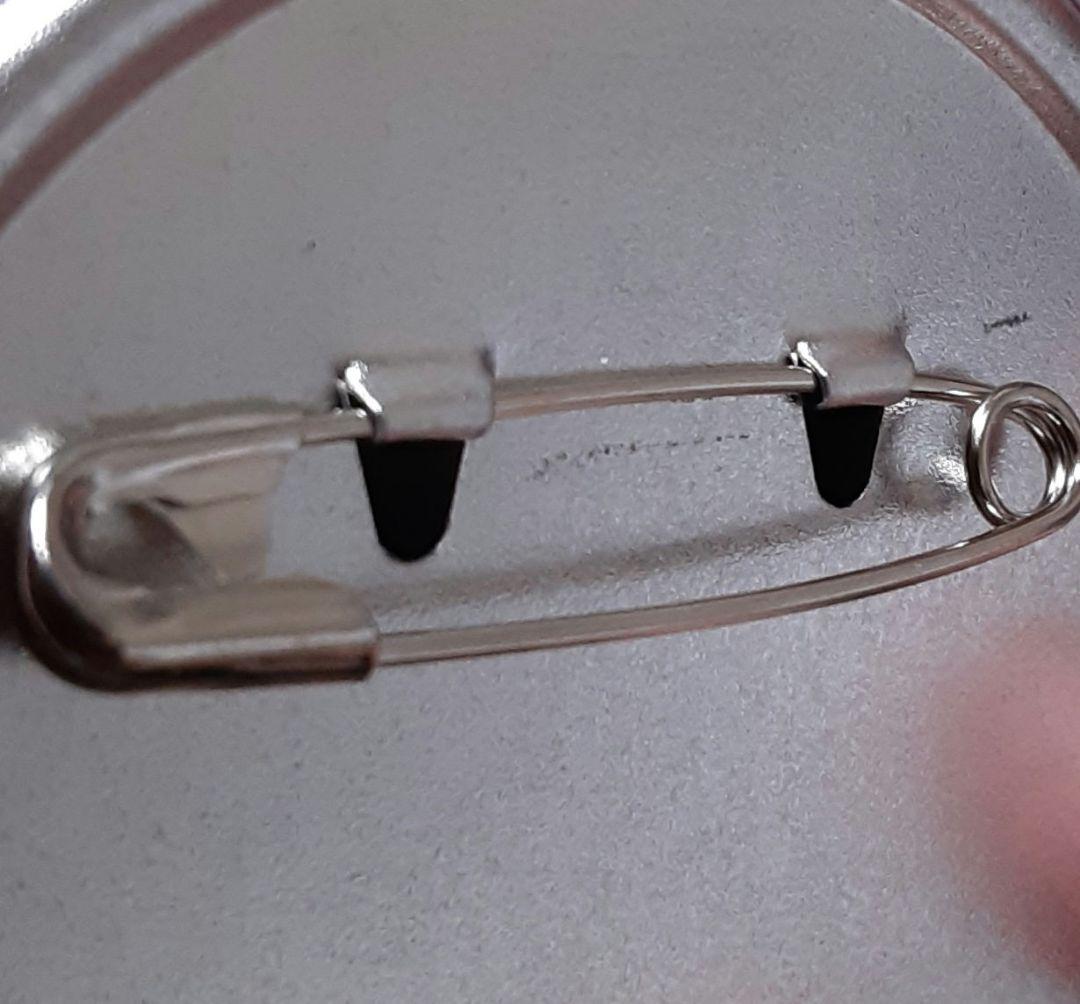 激レア　リコリスリコイル　井ノ上たきな　缶バッチ　③　スーツ　やや傷有り