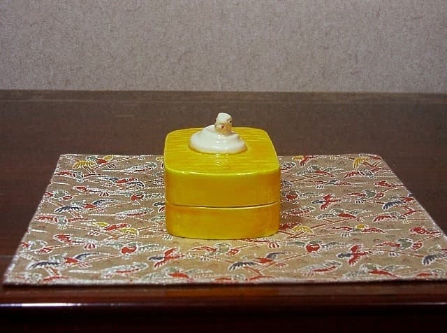 京焼・清水焼　清閑寺窯　杉田祥平作　干支巳　鈴木宗保書付　香合　共箱。