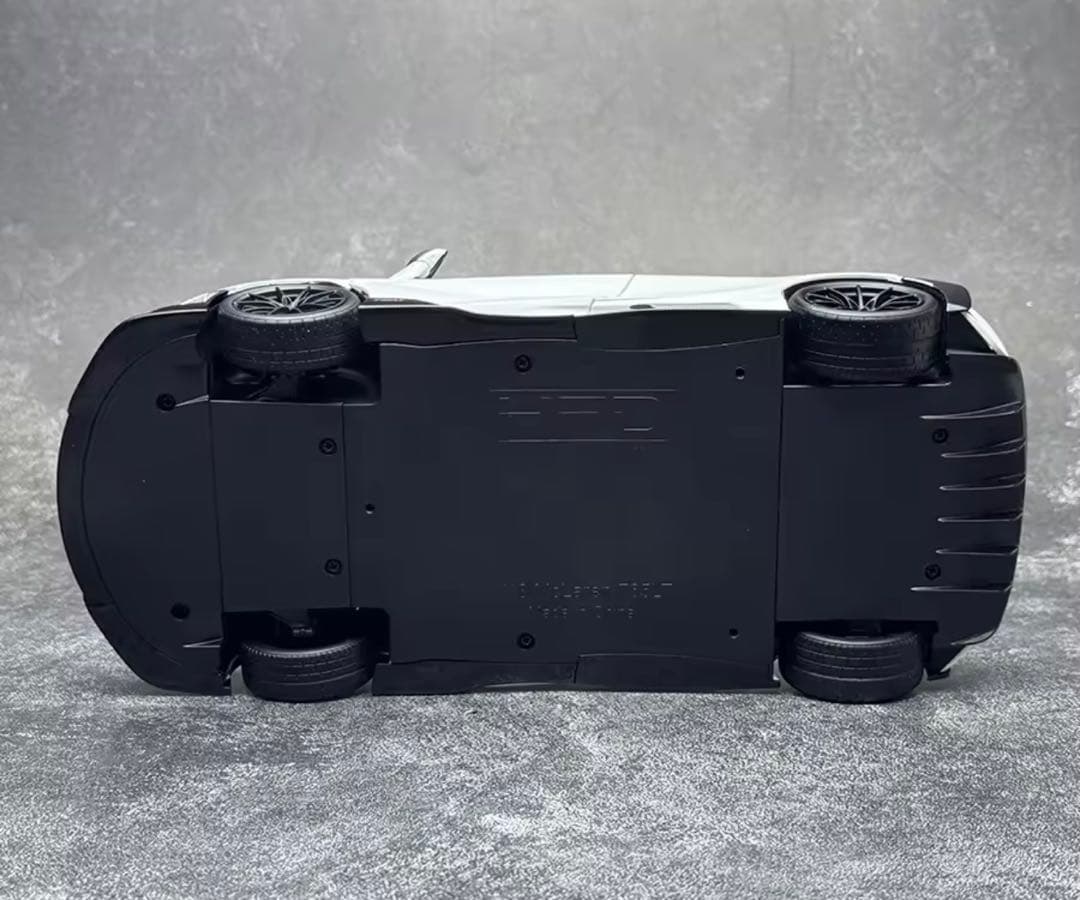 McLaren 765LT 1/18スケールモデルミニカー