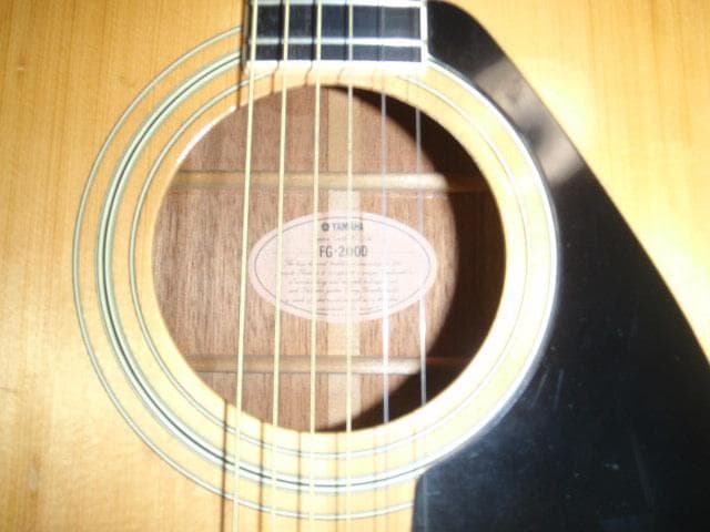 ヤマハＦＧ-200Ｄ　良く鳴ります　安心の新品弦に交換済み　すぐに使えます。