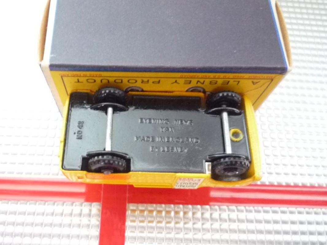 MATCHBOX N°42 BEDFORD PAPERS VAN 1961