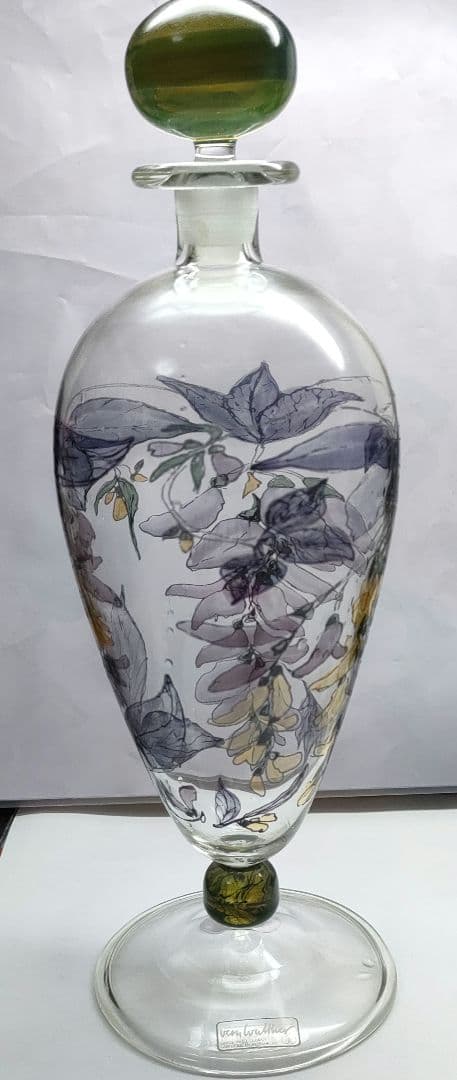 ドイツ製のガラス工芸品で、ハンドペイントまたはエナメル彩で花柄が描かれています