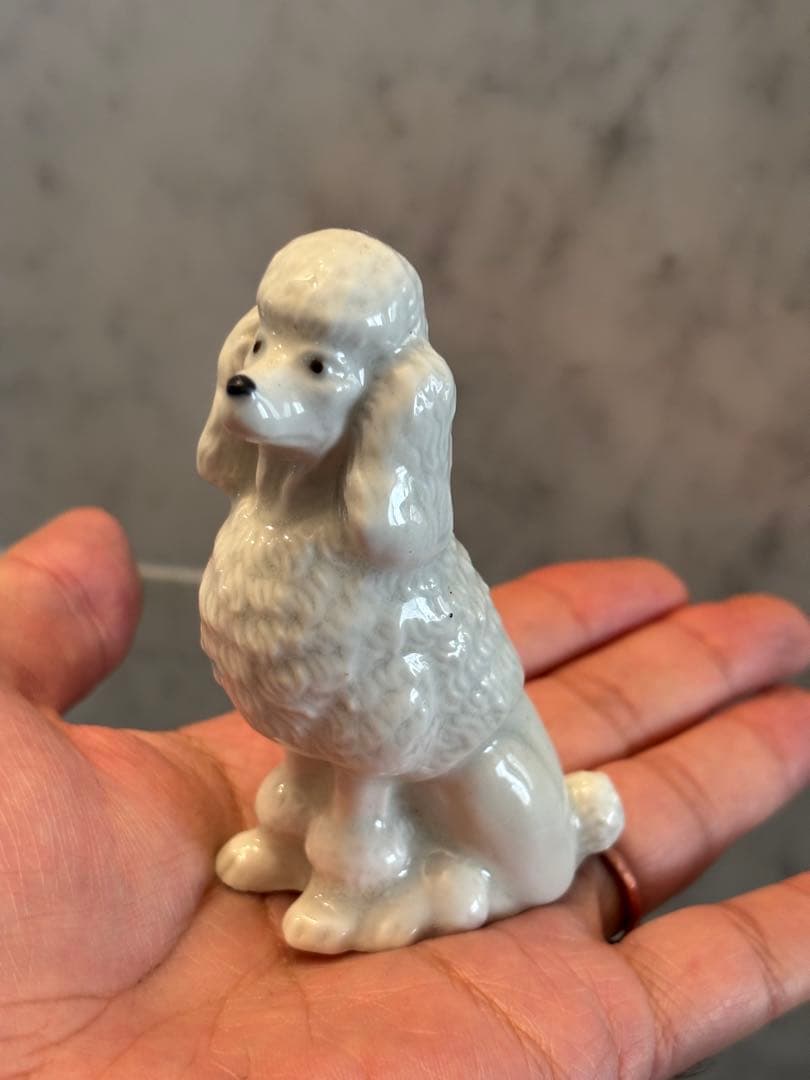 フランスヴィンテージ　手描きのつぶらな美しい瞳で雰囲気抜群の上品なプードル陶器