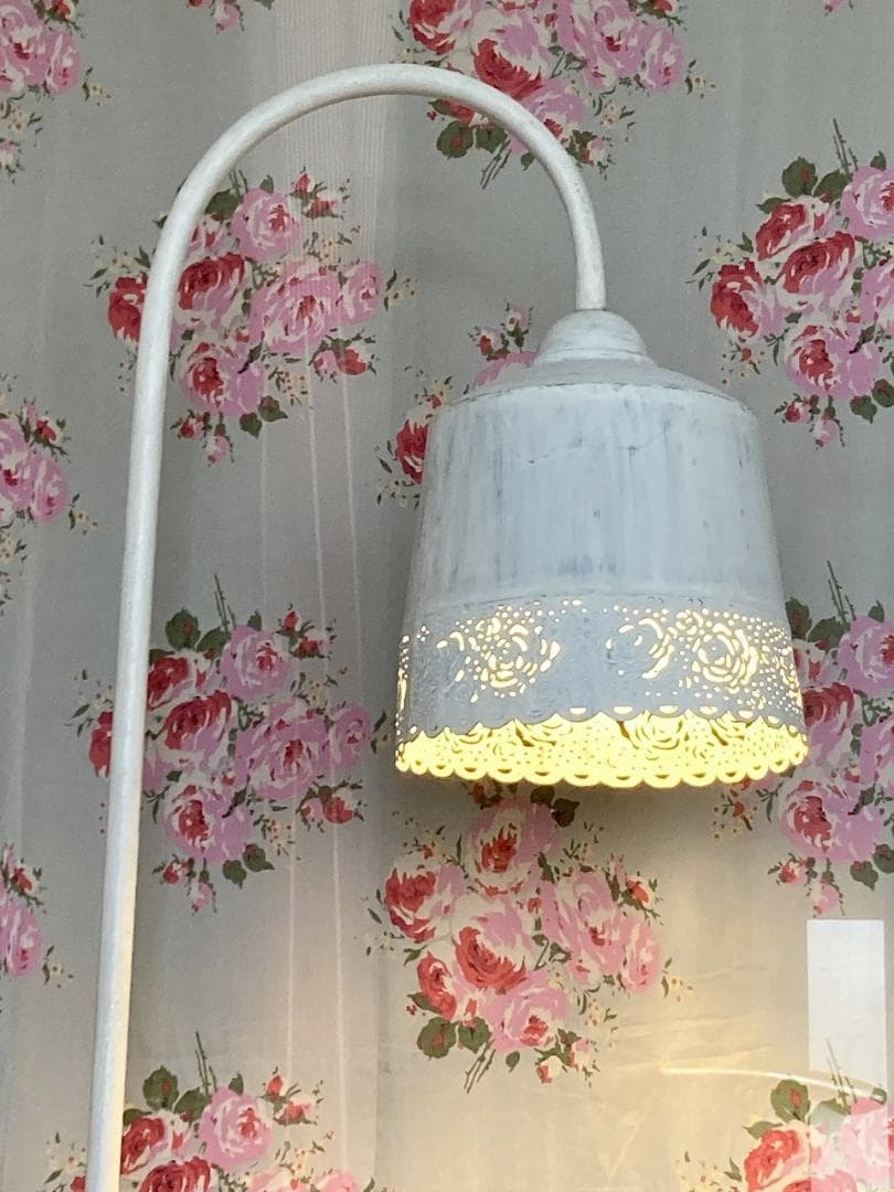 フランスより　浮かびあがる薔薇の模様　Coquecigruesのフロアランプ