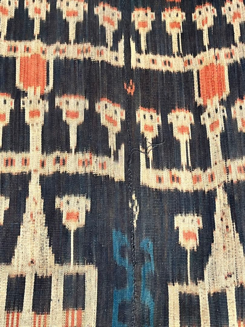 インドネシア／マラプ精霊の家に間借りを許された島民の精霊布／唯一無二のイカット