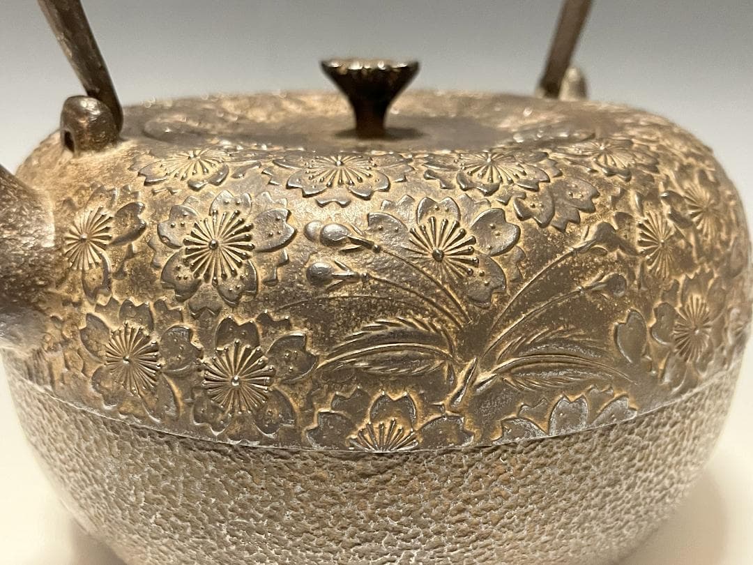 【未使用】南部鉄瓶 中村徳次郎 造 立徳 虫食平打提手 桜尽紋様 鉄瓶