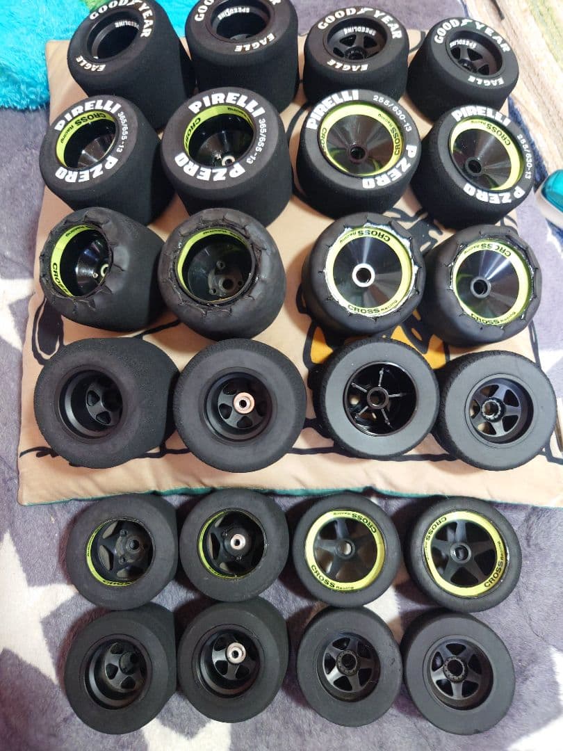 ＲＣフェラーリ Ｆ１８７＋京商PIT BOX(部品、タイヤ６セット)