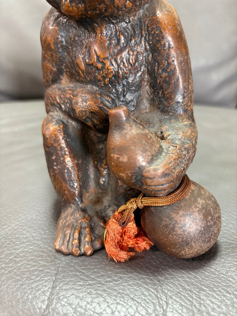 瓢箪を持つ猿　置物