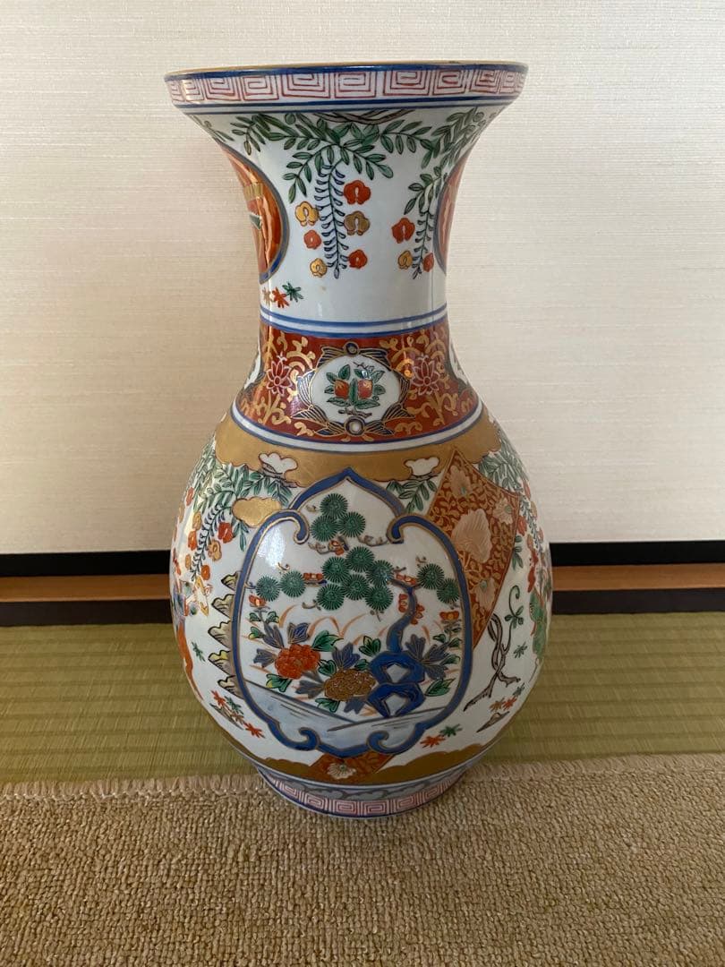 色鮮やかな装飾の陶器花瓶