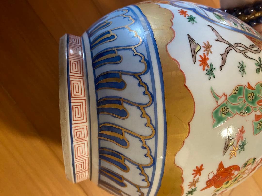 色鮮やかな装飾の陶器花瓶