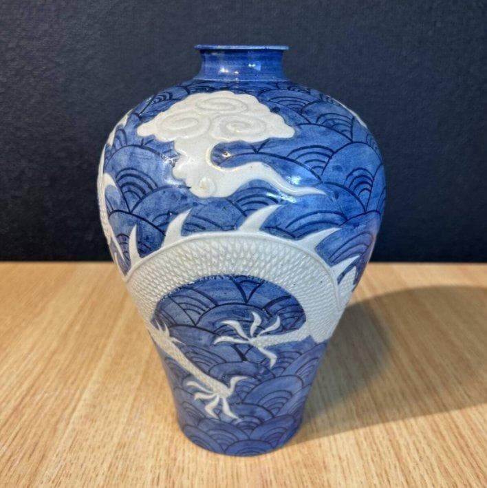 S8025　大明宣徳年製銘　明宣徳時代　中国骨董　青花　浮彫白龍海水紋梅瓶