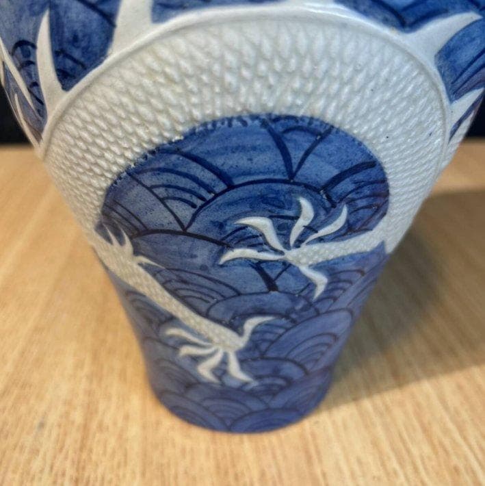 S8025　大明宣徳年製銘　明宣徳時代　中国骨董　青花　浮彫白龍海水紋梅瓶