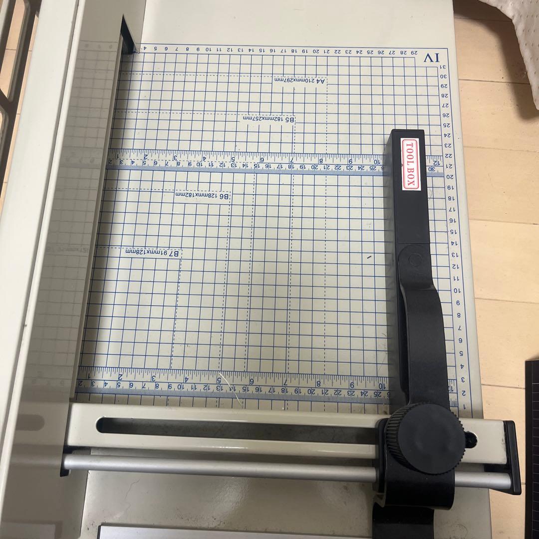 裁断機　A4対応　厚い本も切れます　大型