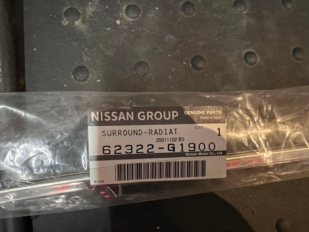 NISSAN 日産サニトラ GB122純正新品ボンネットモール オイルエレメント